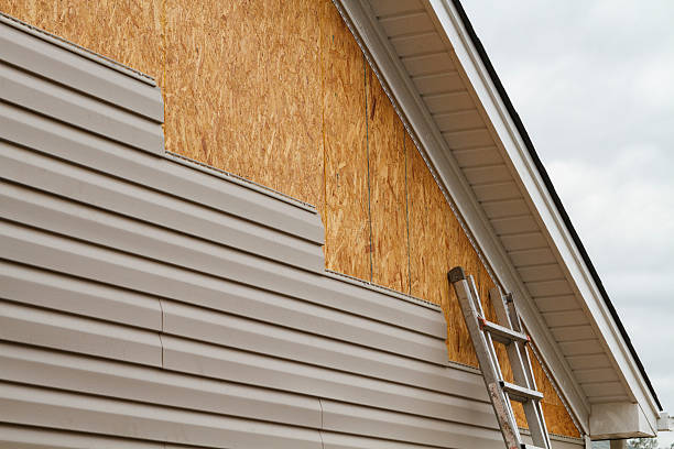 Professional Siding Installation technician working in Charlotte, TN